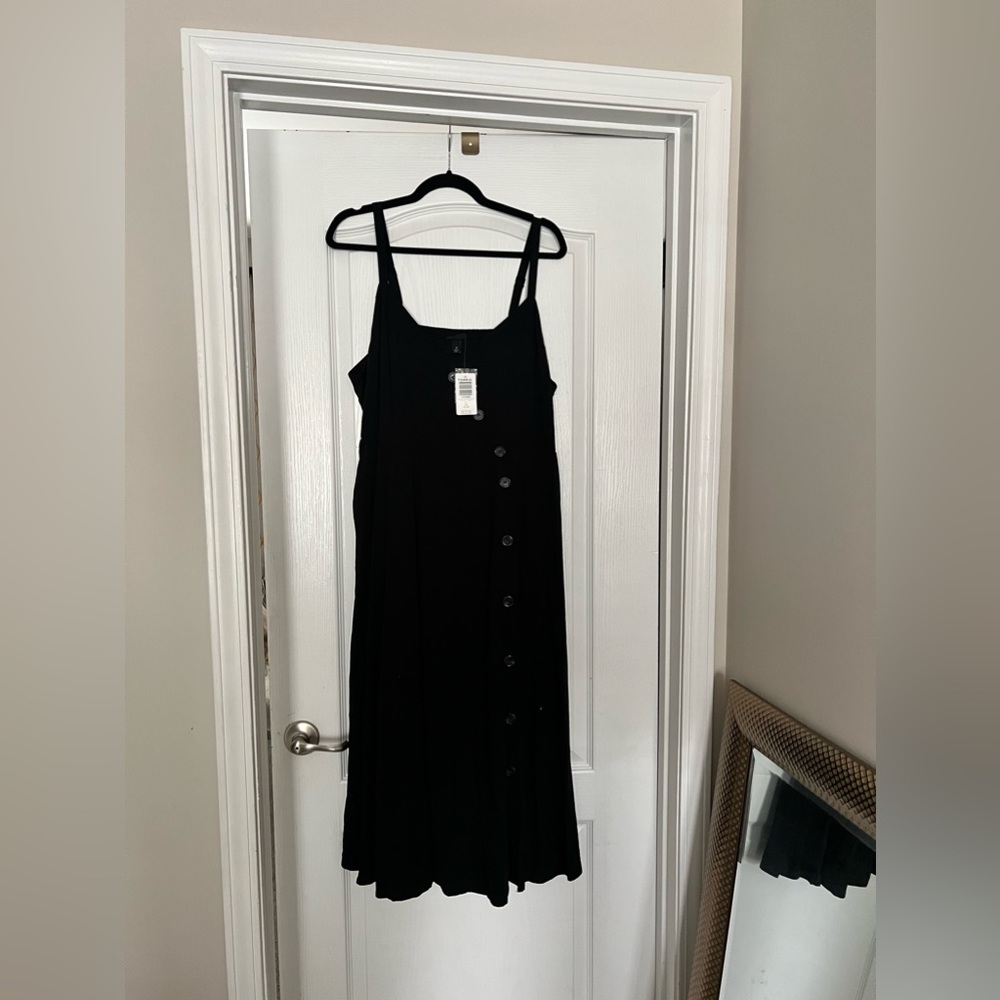 Black sleeveless dress